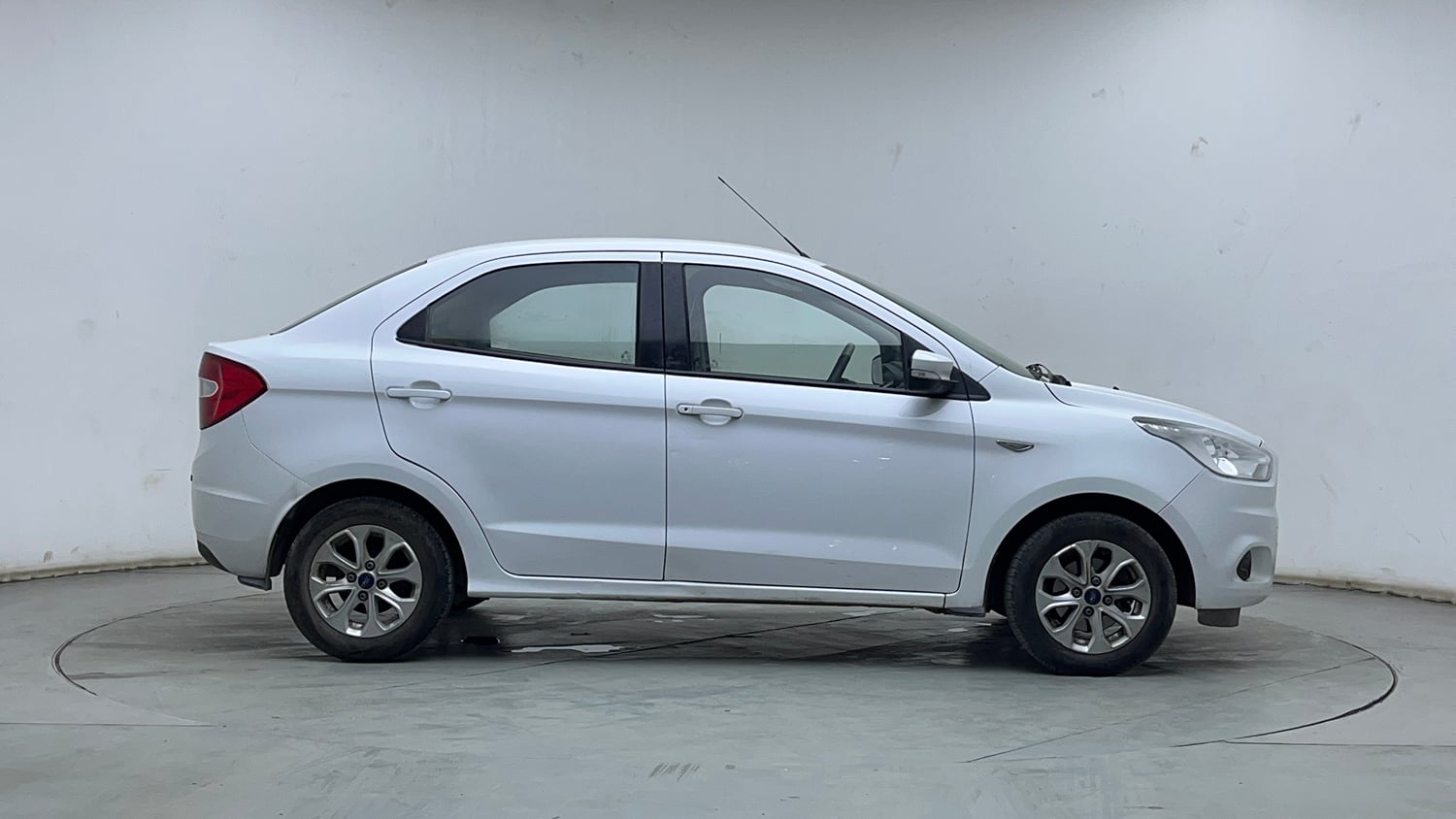 Used 2017 Ford Figo Aspire Titanium 1.2 Ti-VCT Petrol Manual exterior RIGHT SIDE VIEW
