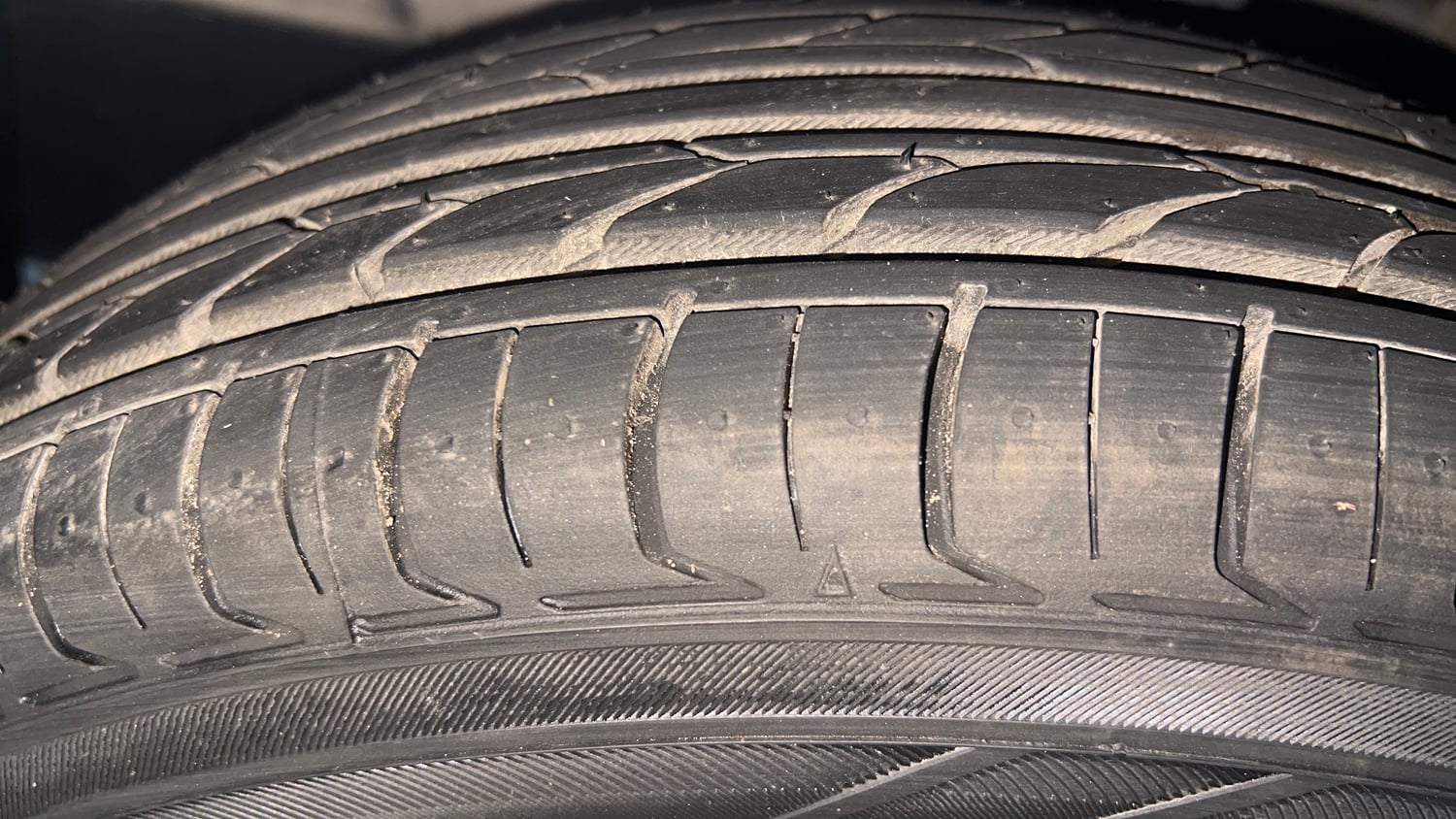 Used 2015 Hyundai i10 Magna 1.1 iRDE2 Petrol Manual tyres LEFT FRONT TYRE TREAD VIEW