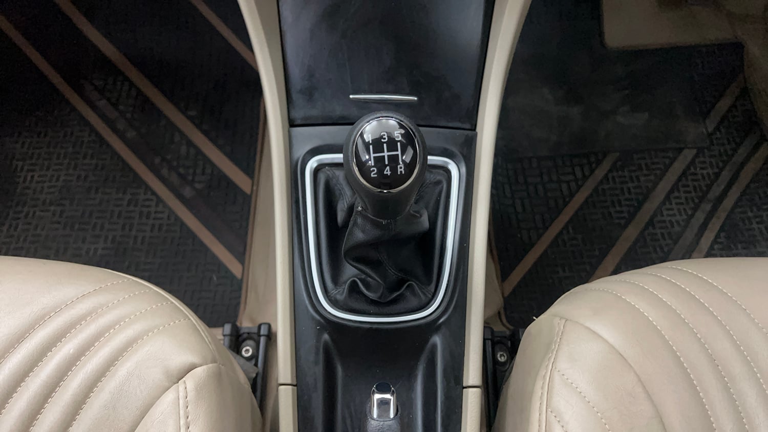 Used 2022 Maruti Suzuki Ciaz Zeta 1.5 Petrol Manual interior GEAR  KNOB VIEW