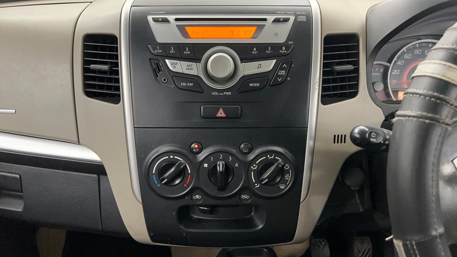 Used 2014 Maruti Suzuki Wagon R VXI Petrol Manual interior MUSIC SYSTEM & AC CONTROL VIEW