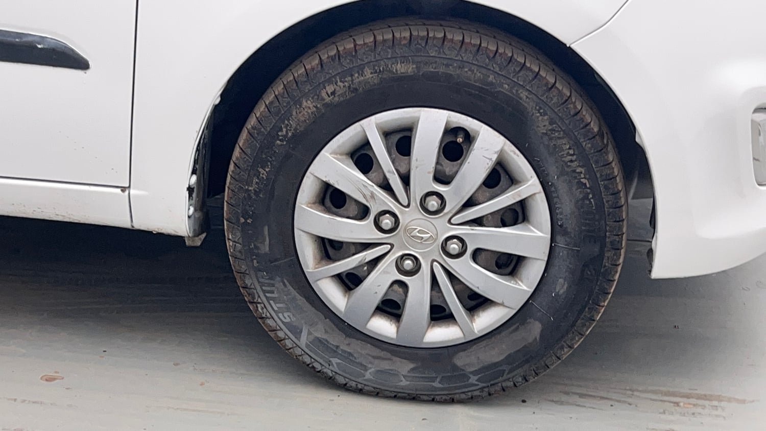 Used 2014 Hyundai i10 Sportz 1.1 iRDE2 Petrol Manual tyres RIGHT FRONT TYRE RIM VIEW