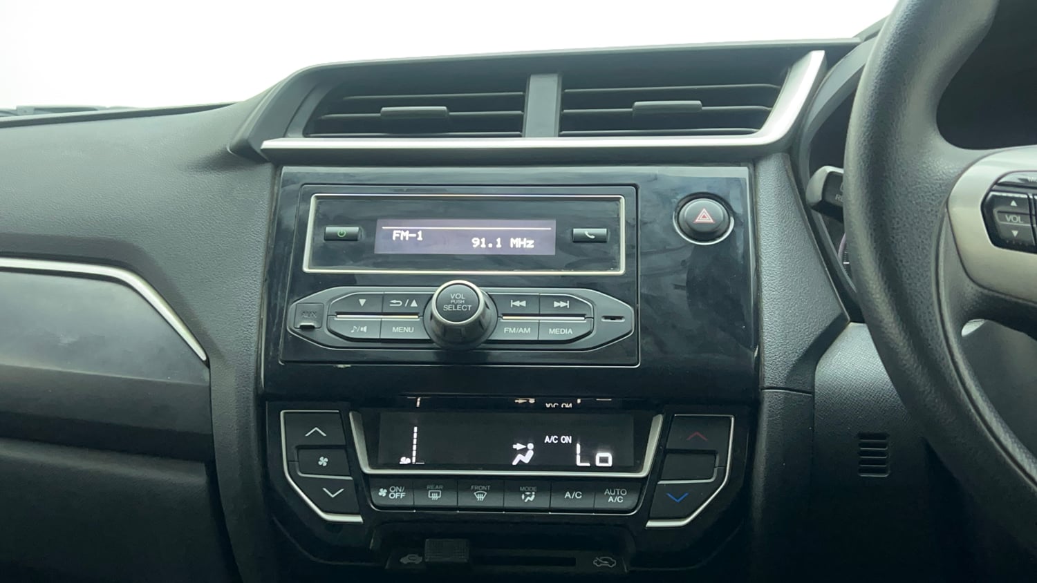 Used 2016 Honda BR-V S Petrol Petrol Manual top_features Integrated (in-dash) music system