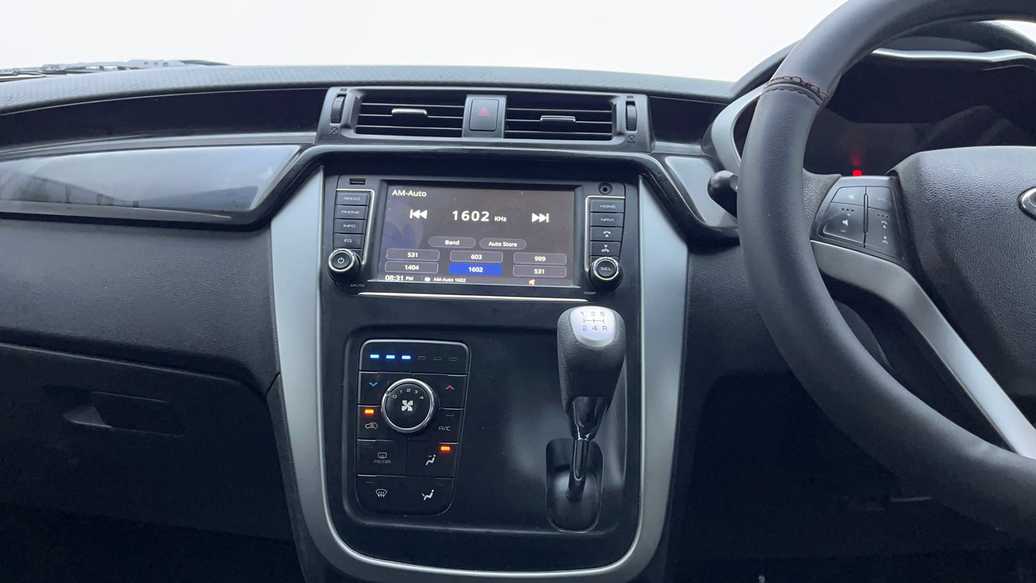 Used 2019 Mahindra KUV100 NXT K8 6 STR Dual Tone Petrol Manual interior MUSIC SYSTEM & AC CONTROL VIEW