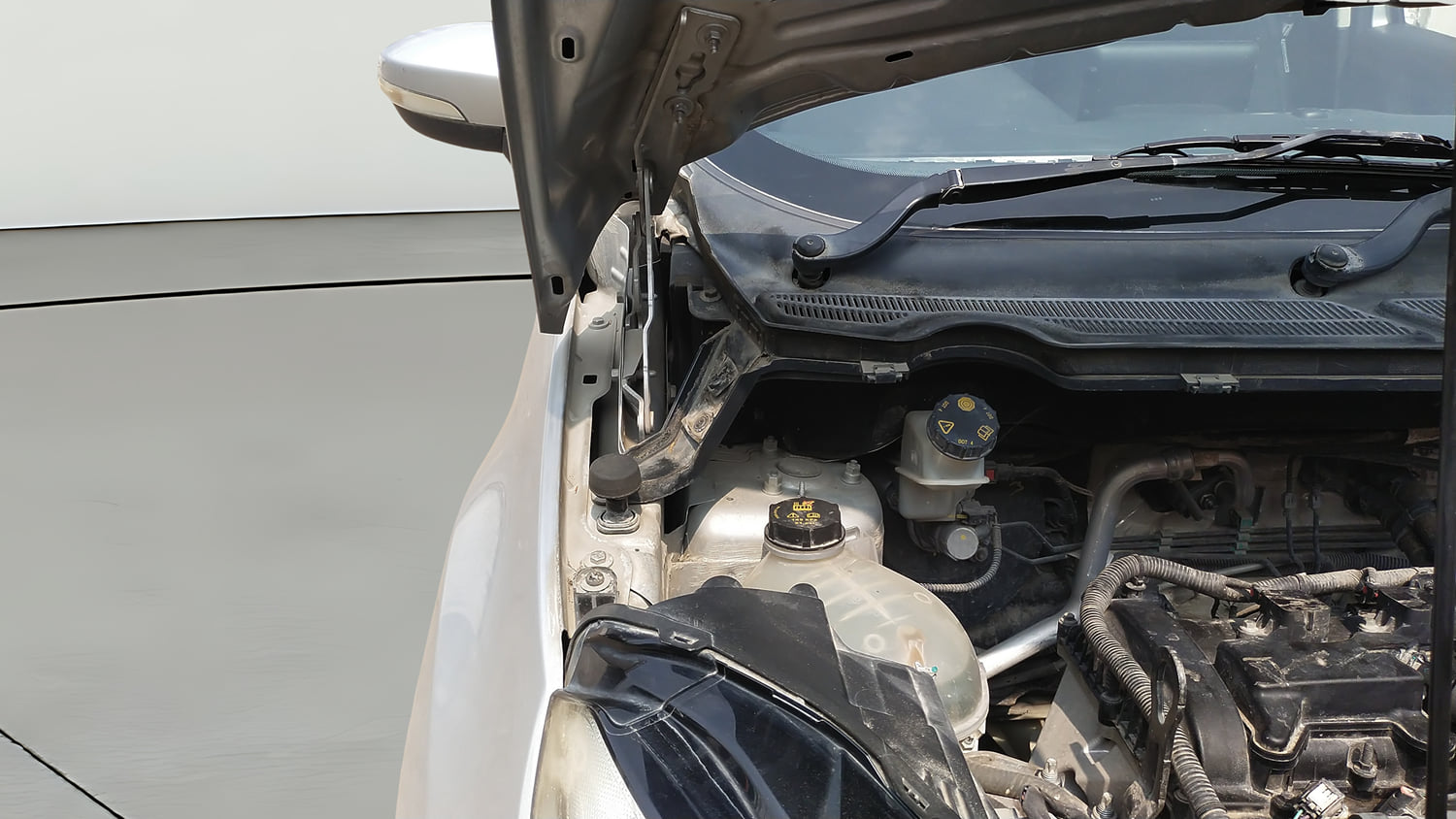 Used 2018 Ford EcoSport Titanium 1.5L Ti-VCT Petrol Manual engine ENGINE RIGHT SIDE HINGE & APRON VIEW