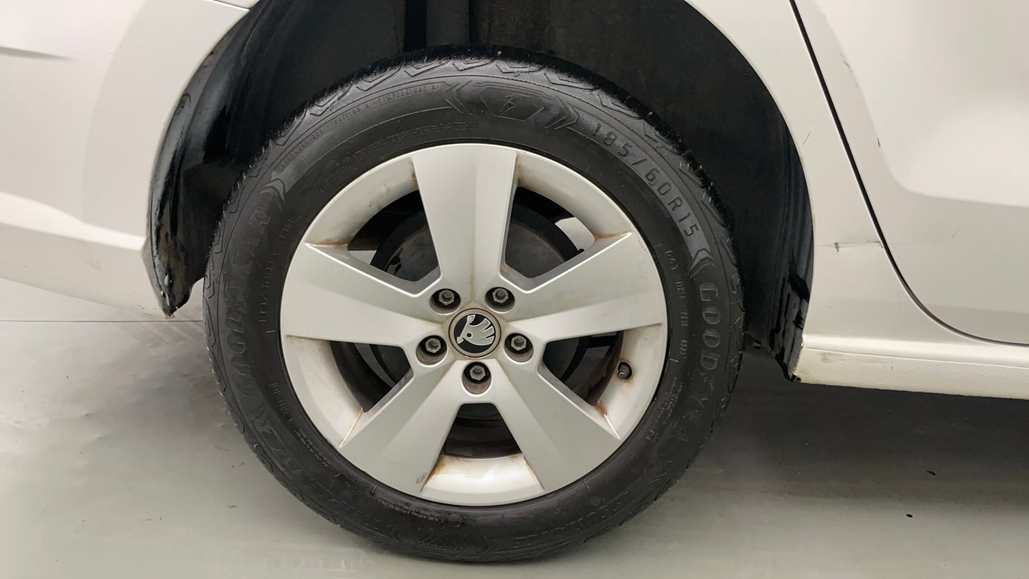 Used 2019 Skoda Rapid Ambition 1.6 MPI AT Petrol Automatic tyres RIGHT REAR TYRE RIM VIEW