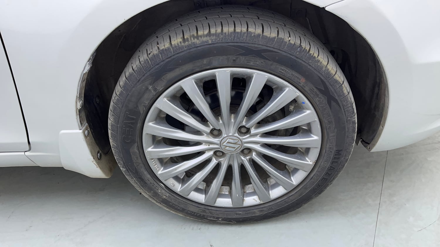 Used 2017 Maruti Suzuki Ciaz Alpha 1.4 AT Petrol Automatic tyres RIGHT FRONT TYRE RIM VIEW