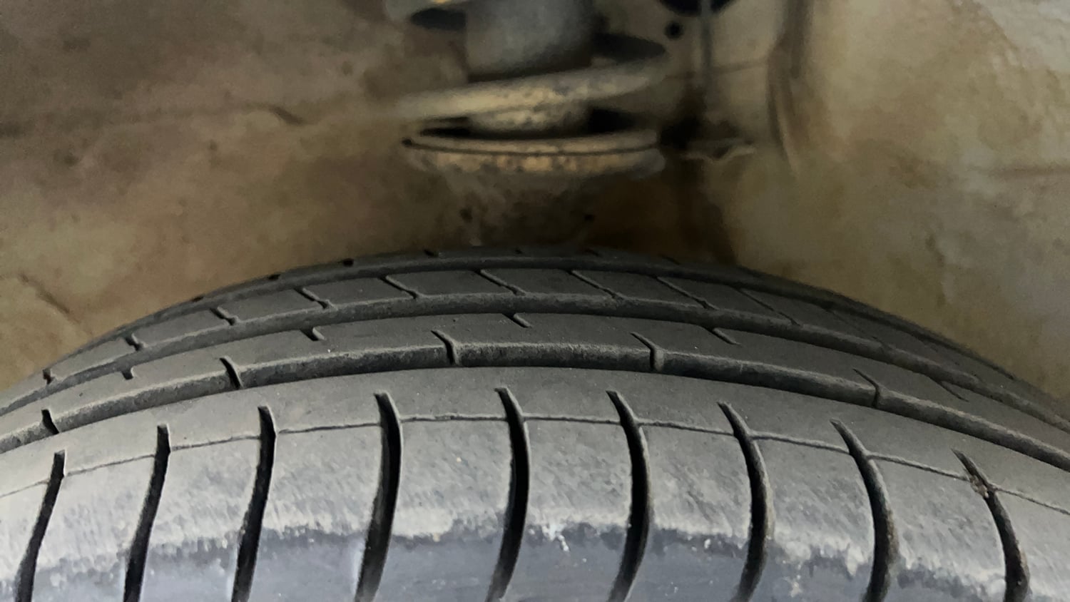 Used 2014 Maruti Suzuki Alto 800 Lxi Petrol Manual tyres LEFT FRONT TYRE TREAD VIEW