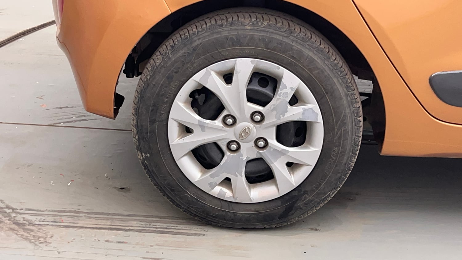 Used 2014 Hyundai Grand i10 Sportz 1.2 Kappa VTVT Petrol Manual tyres RIGHT REAR TYRE RIM VIEW