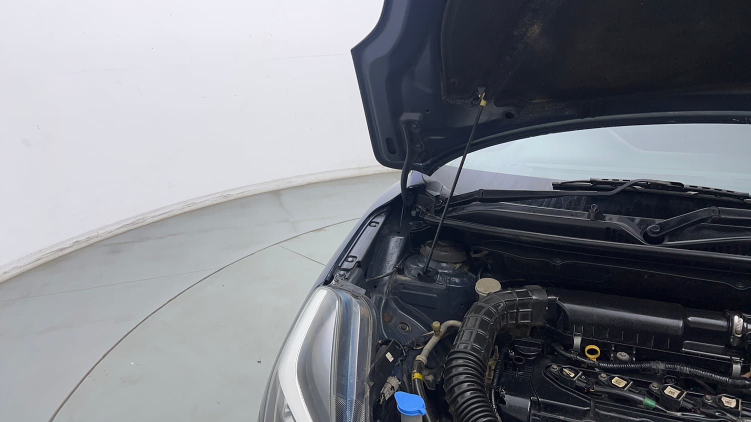 Used 2019 Maruti Suzuki Baleno Zeta 1.2 Petrol Manual engine ENGINE RIGHT SIDE HINGE & APRON VIEW