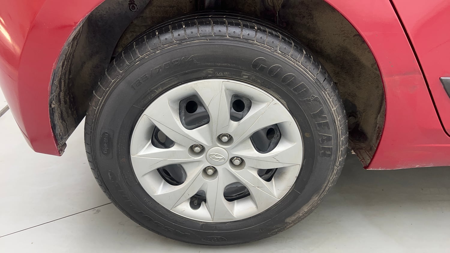 Used 2016 Hyundai Elite i20 Sportz 1.2 Petrol Manual tyres RIGHT REAR TYRE RIM VIEW