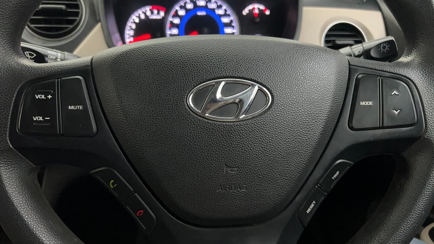 Used 2019 Hyundai Grand i10 Magna 1.2 Kappa VTVT Petrol Manual top_features Steering mounted controls