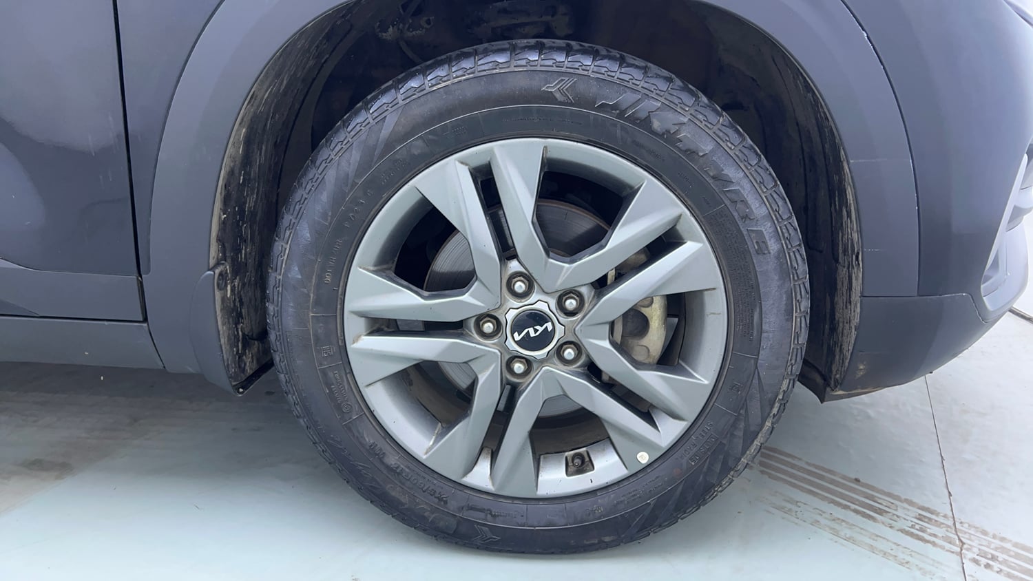 Used 2023 Kia Seltos HTX 1.5 Diesel AT Diesel Automatic tyres RIGHT FRONT TYRE RIM VIEW