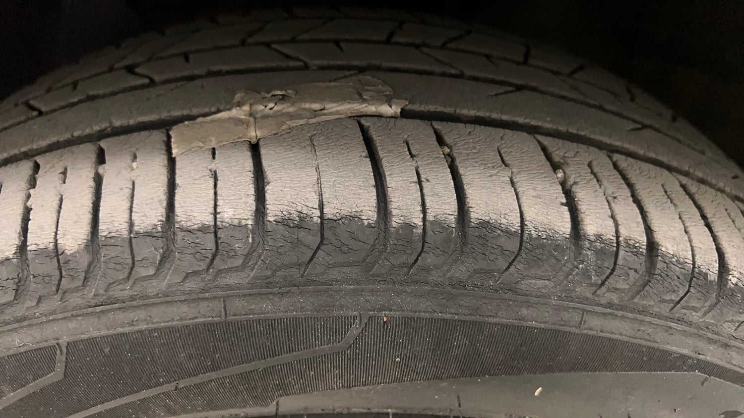 Used 2023 Hyundai i20 Sportz 1.2 IVT Petrol Automatic tyres LEFT FRONT TYRE TREAD VIEW