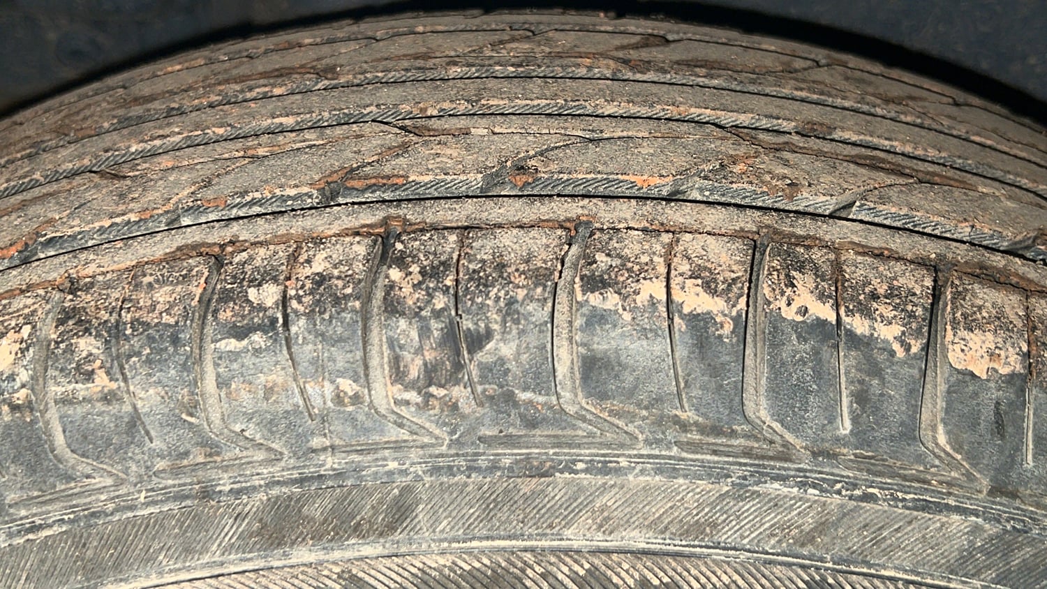 Used 2015 Maruti Suzuki Swift VXi Petrol Manual tyres RIGHT REAR TYRE TREAD VIEW