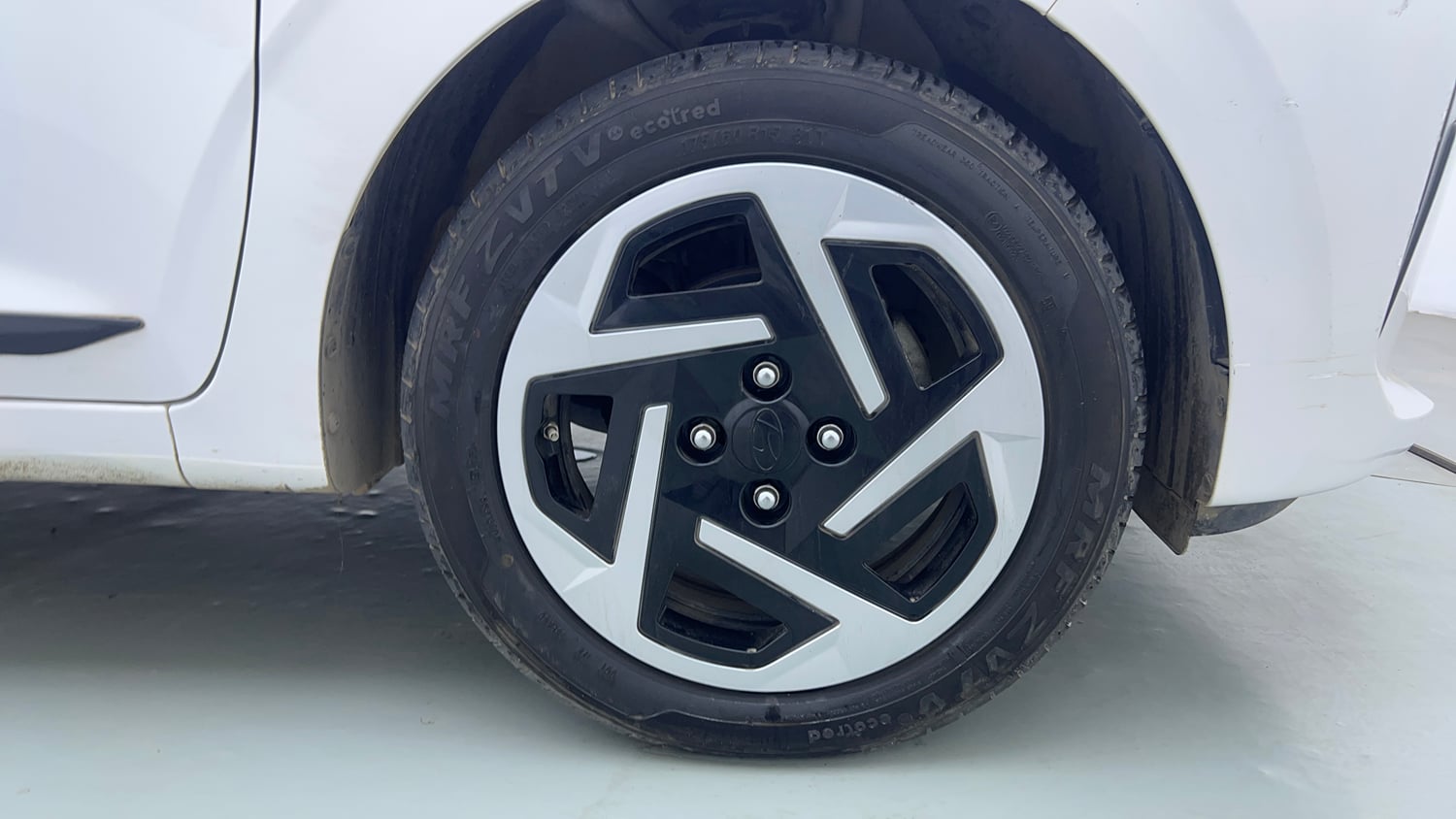 Used 2025 Hyundai Aura S 1.2 Petrol Petrol Manual tyres RIGHT FRONT TYRE RIM VIEW