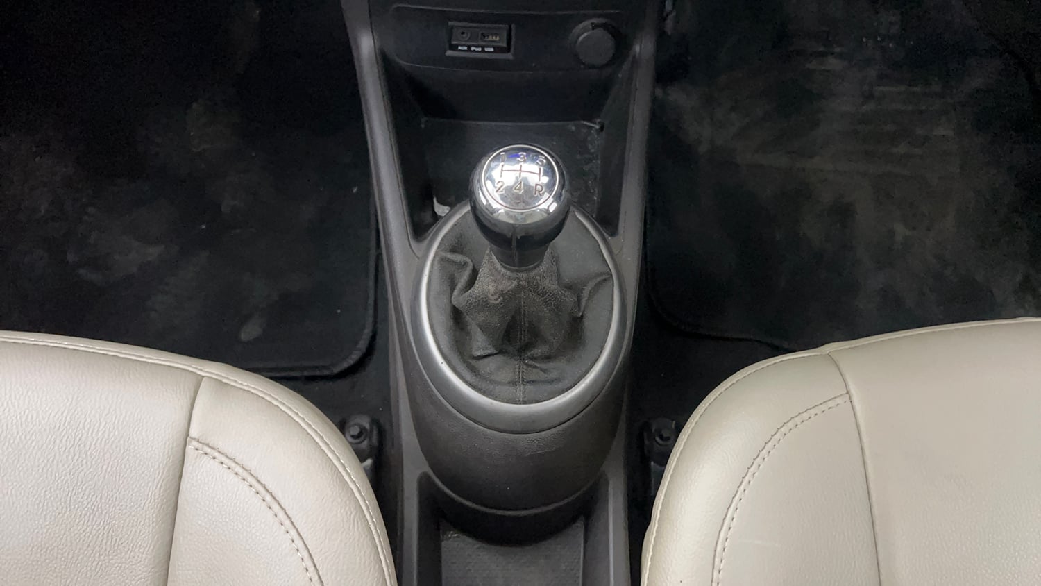 Used 2014 Hyundai i20 Asta 1.2 Petrol Manual interior GEAR  KNOB VIEW