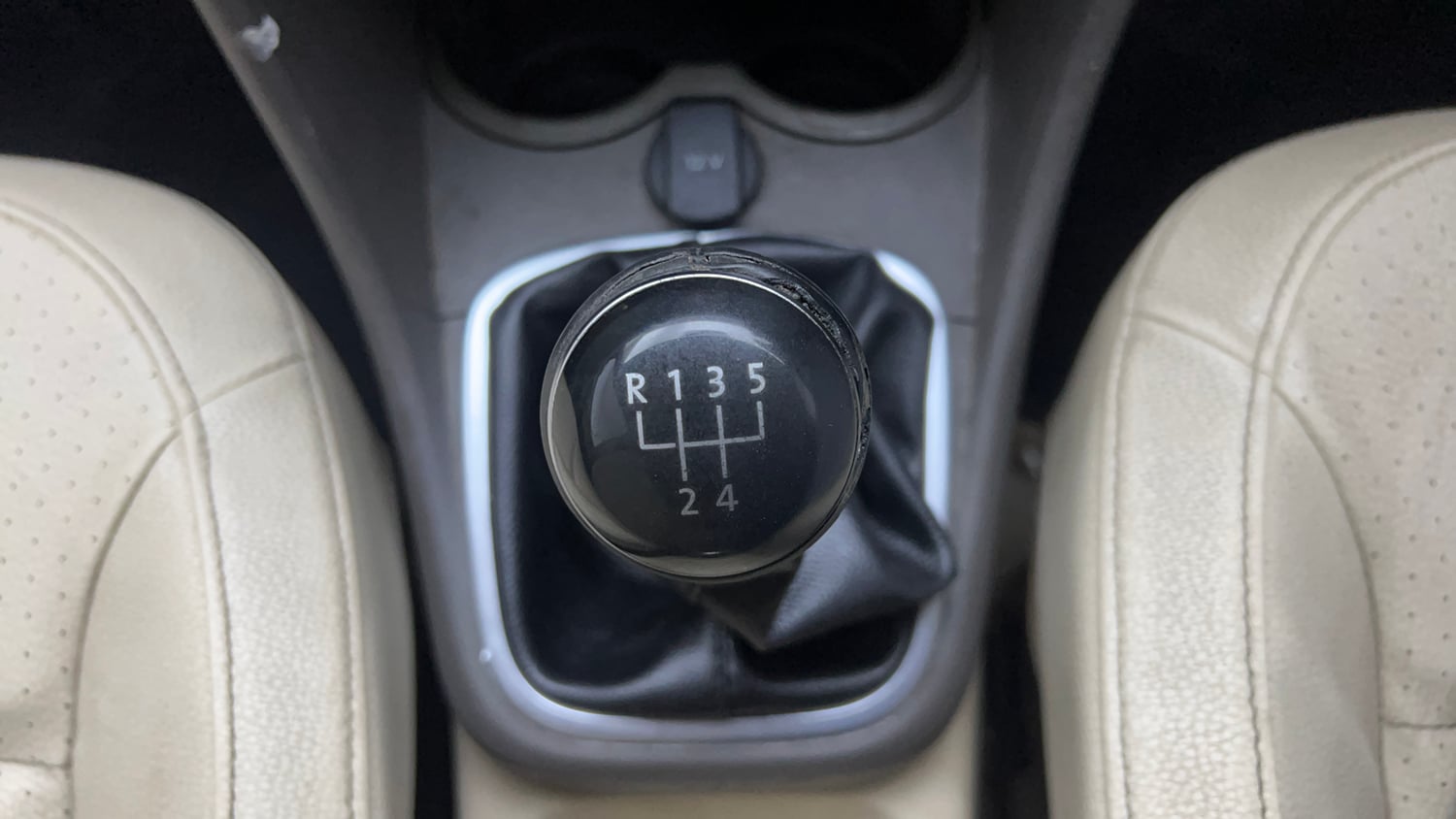Used 2015 Volkswagen Vento Highline Diesel Diesel Manual interior GEAR  KNOB VIEW