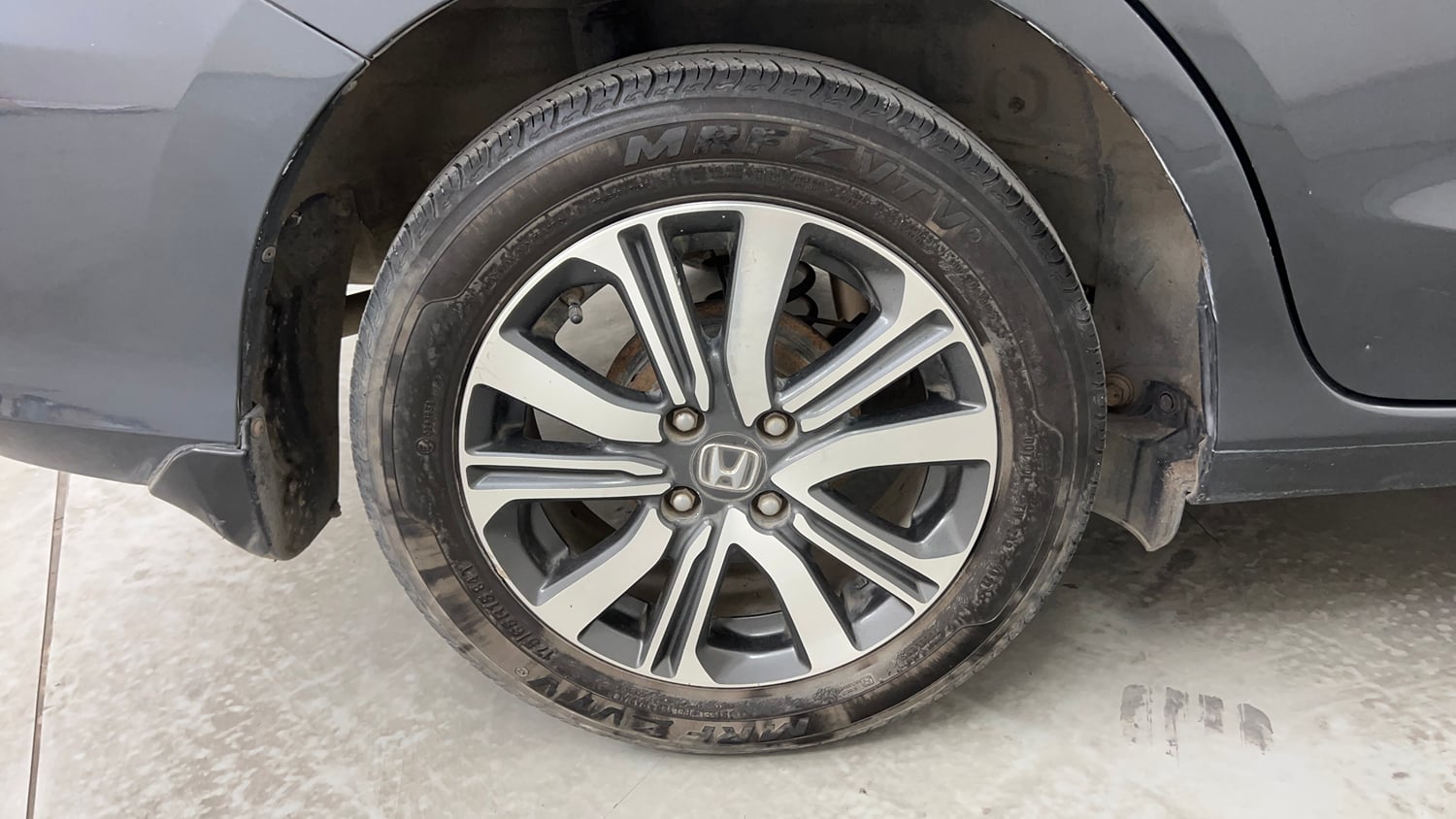 Used 2022 Honda Amaze VX CVT 1.2 Petrol Petrol Automatic tyres RIGHT REAR TYRE RIM VIEW