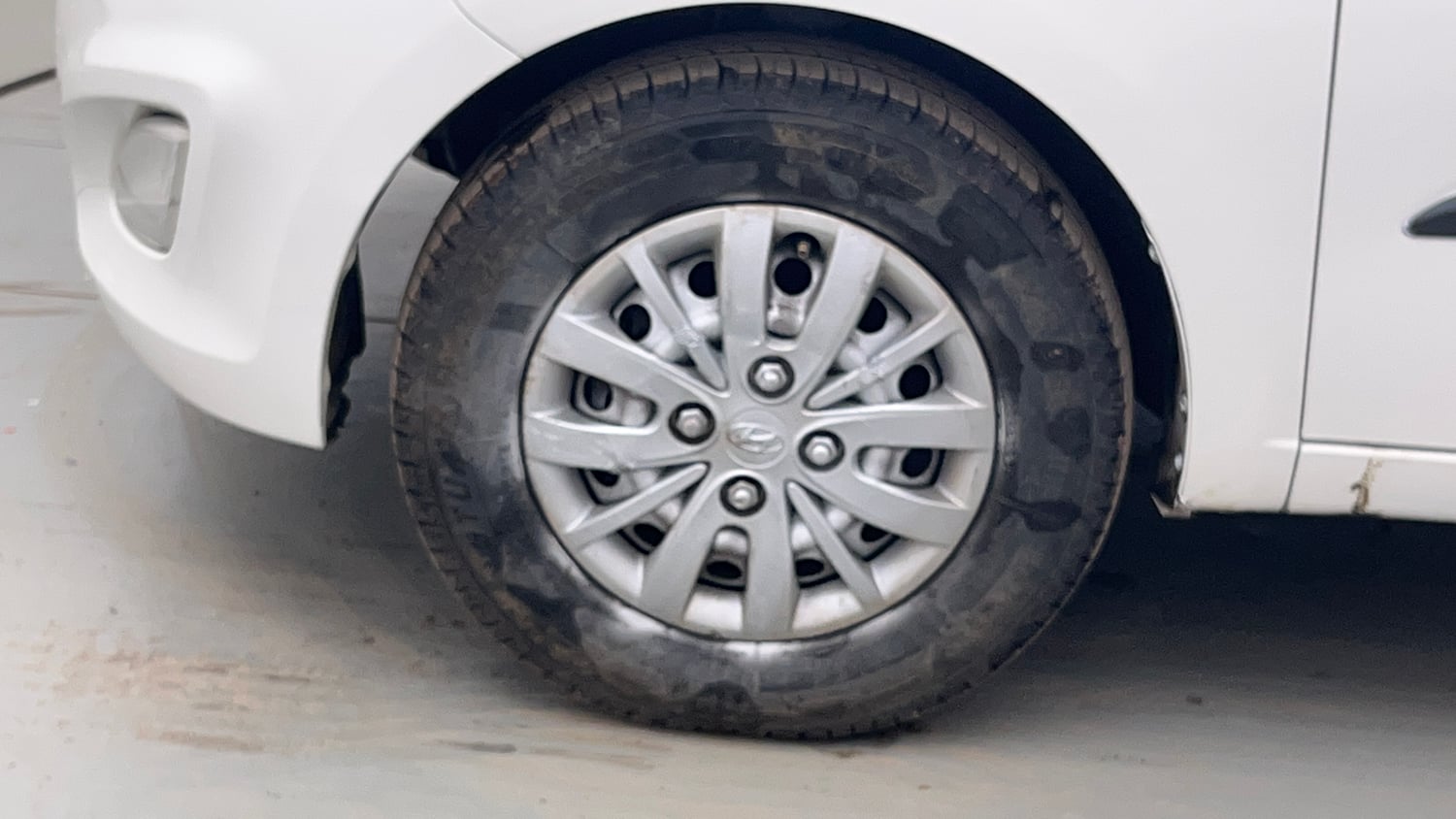 Used 2014 Hyundai i10 Sportz 1.1 iRDE2 Petrol Manual tyres LEFT FRONT TYRE RIM VIEW