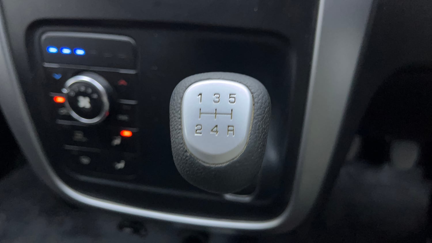 Used 2019 Mahindra KUV100 NXT K8 6 STR Dual Tone Petrol Manual interior GEAR  KNOB VIEW