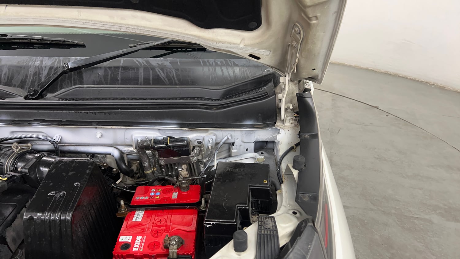 Used 2017 Mahindra KUV100 K6 D 6 STR Diesel Manual engine ENGINE LEFT SIDE HINGE & APRON VIEW