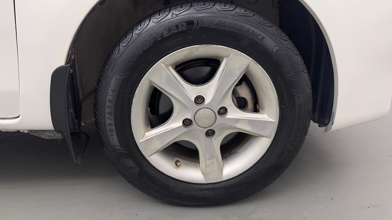 Used 2015 Toyota Etios Liva G Petrol Manual tyres RIGHT FRONT TYRE RIM VIEW