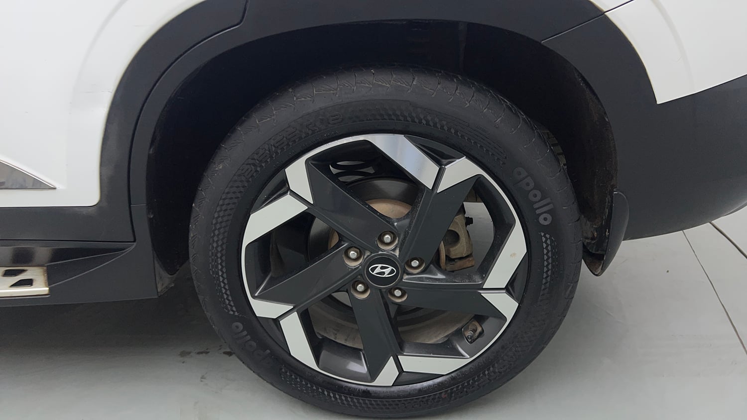 Used 2022 Hyundai Alcazar Signature (O) 6 STR 1.5 Diesel AT Diesel Automatic tyres LEFT REAR TYRE RIM VIEW