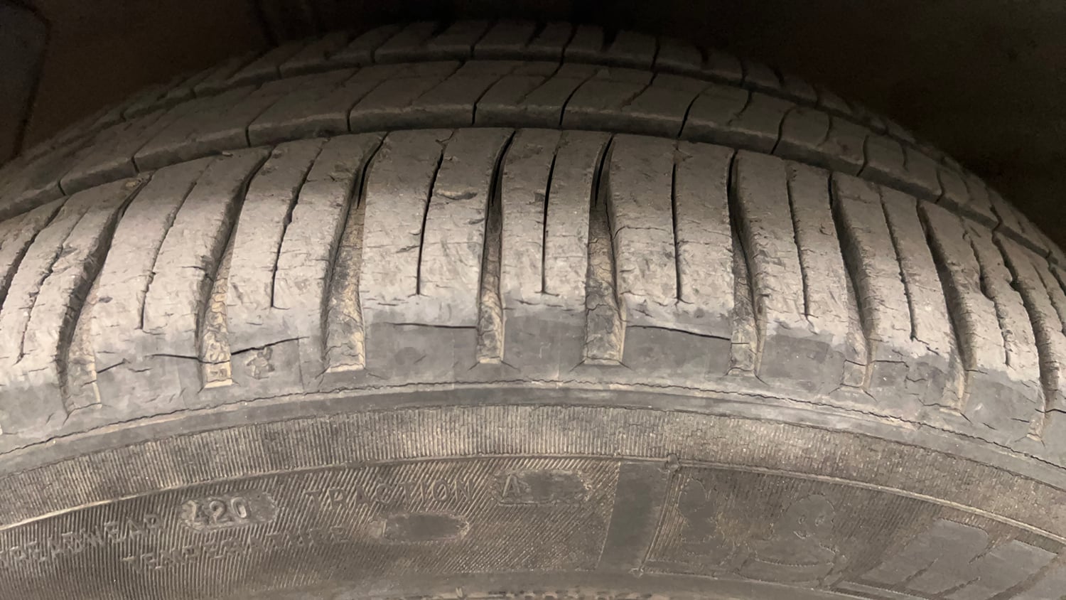 Used 2013 Hyundai i20 Asta 1.2 Petrol Manual tyres LEFT FRONT TYRE TREAD VIEW