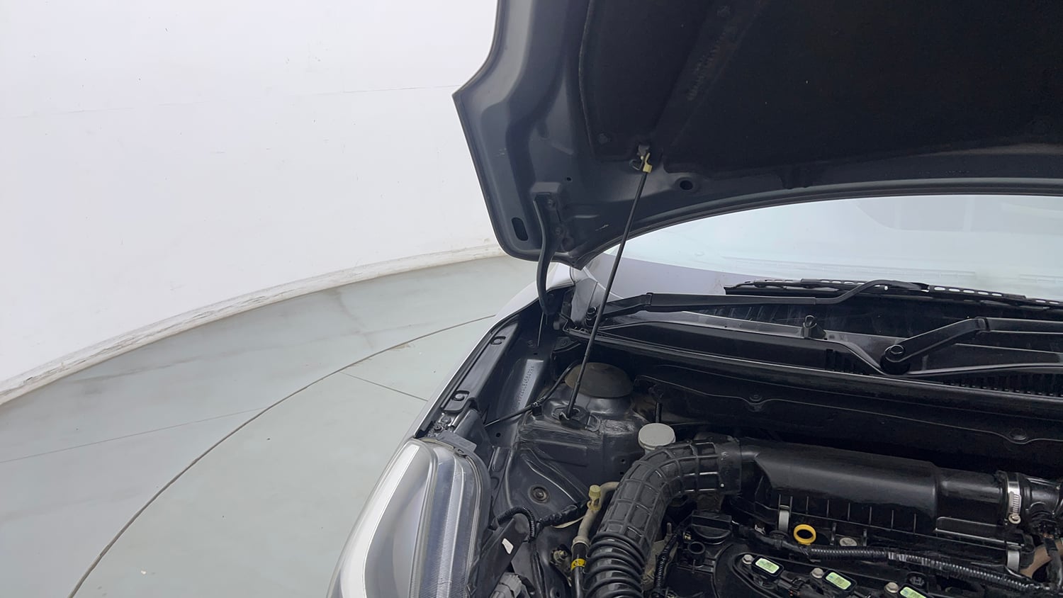 Used 2020 Maruti Suzuki Baleno Alpha Automatic Petrol Automatic engine ENGINE RIGHT SIDE HINGE & APRON VIEW