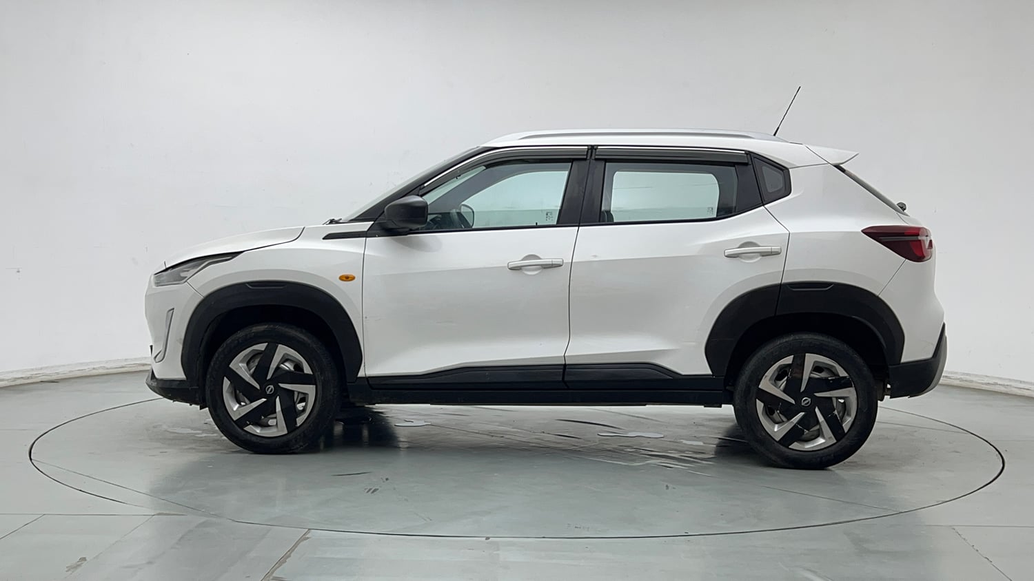 Used 2022 Nissan Magnite XE Petrol Manual exterior LEFT SIDE VIEW
