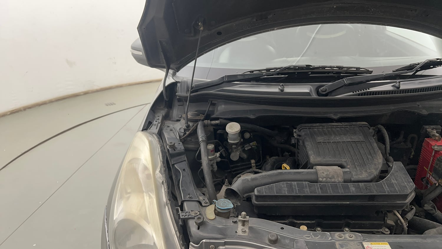 Used 2015 Maruti Suzuki Swift VXi Petrol Manual engine ENGINE RIGHT SIDE HINGE & APRON VIEW