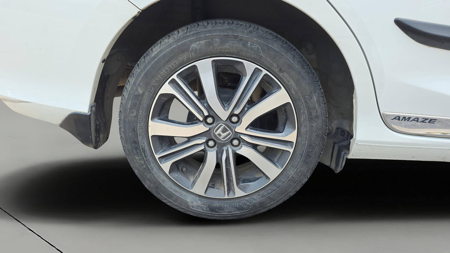 Used 2023 Honda Amaze VX 1.2 Petrol MT Petrol Manual tyres RIGHT REAR TYRE RIM VIEW