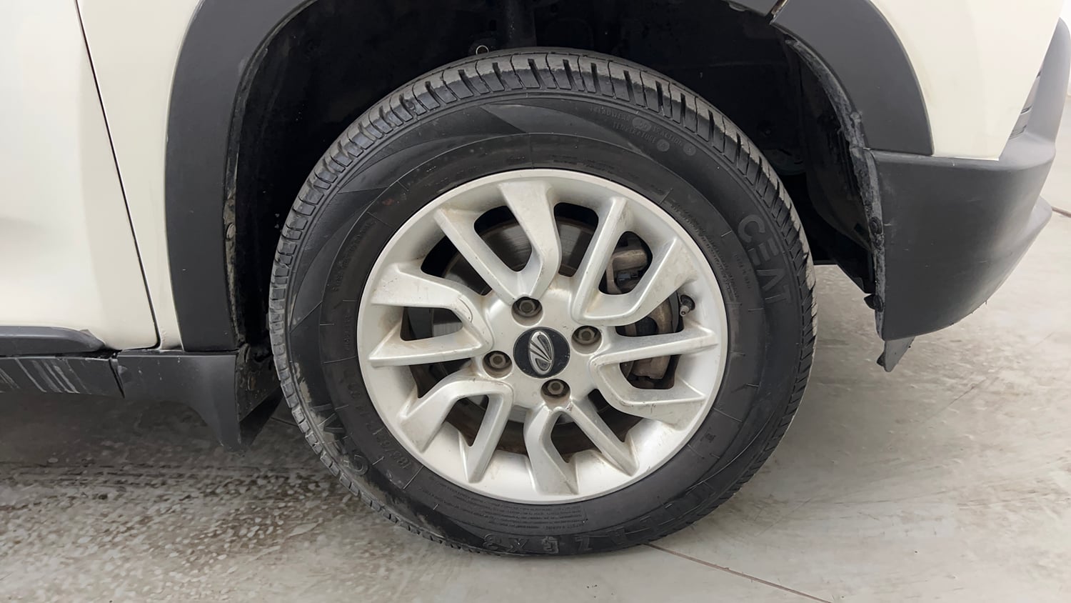 Used 2017 Mahindra KUV100 K6 D 6 STR Diesel Manual tyres RIGHT FRONT TYRE RIM VIEW