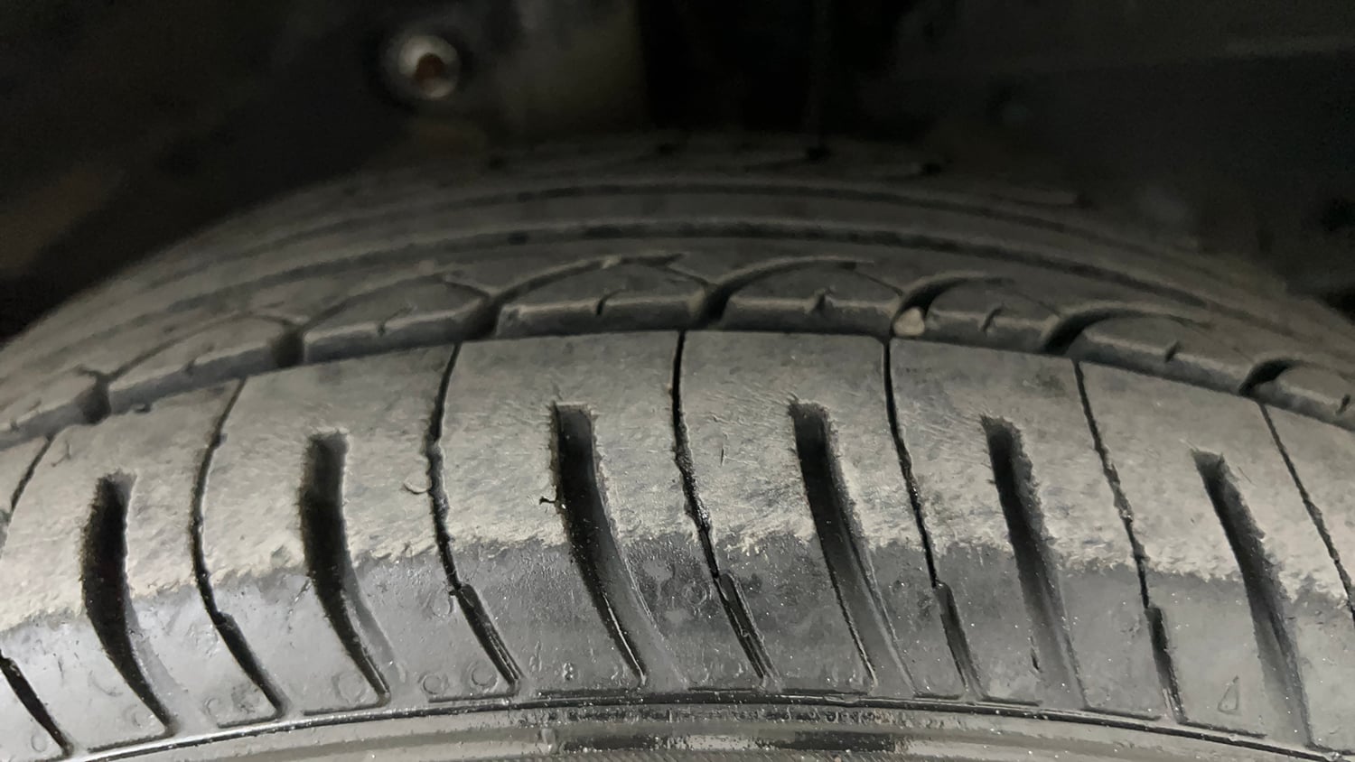 Used 2017 Mahindra KUV100 K6 D 6 STR Diesel Manual tyres RIGHT FRONT TYRE TREAD VIEW