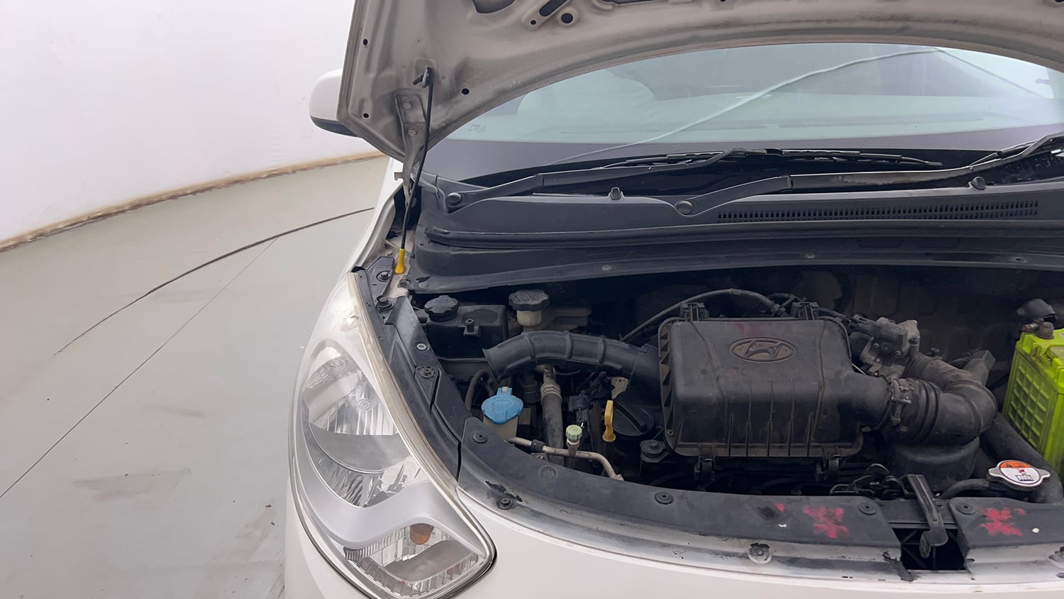 Used 2014 Hyundai i10 Sportz 1.1 iRDE2 Petrol Manual engine ENGINE RIGHT SIDE HINGE & APRON VIEW