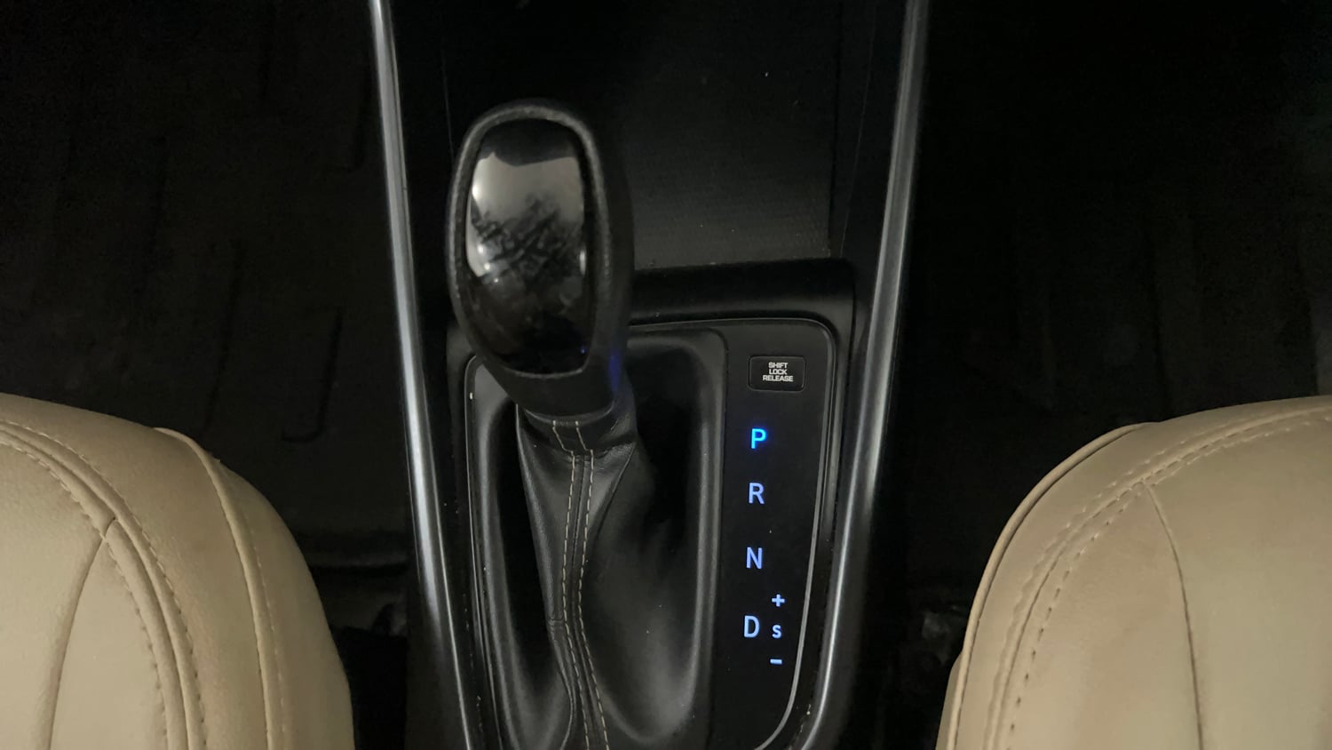 Used 2023 Hyundai i20 Sportz 1.2 IVT Petrol Automatic interior GEAR  KNOB VIEW