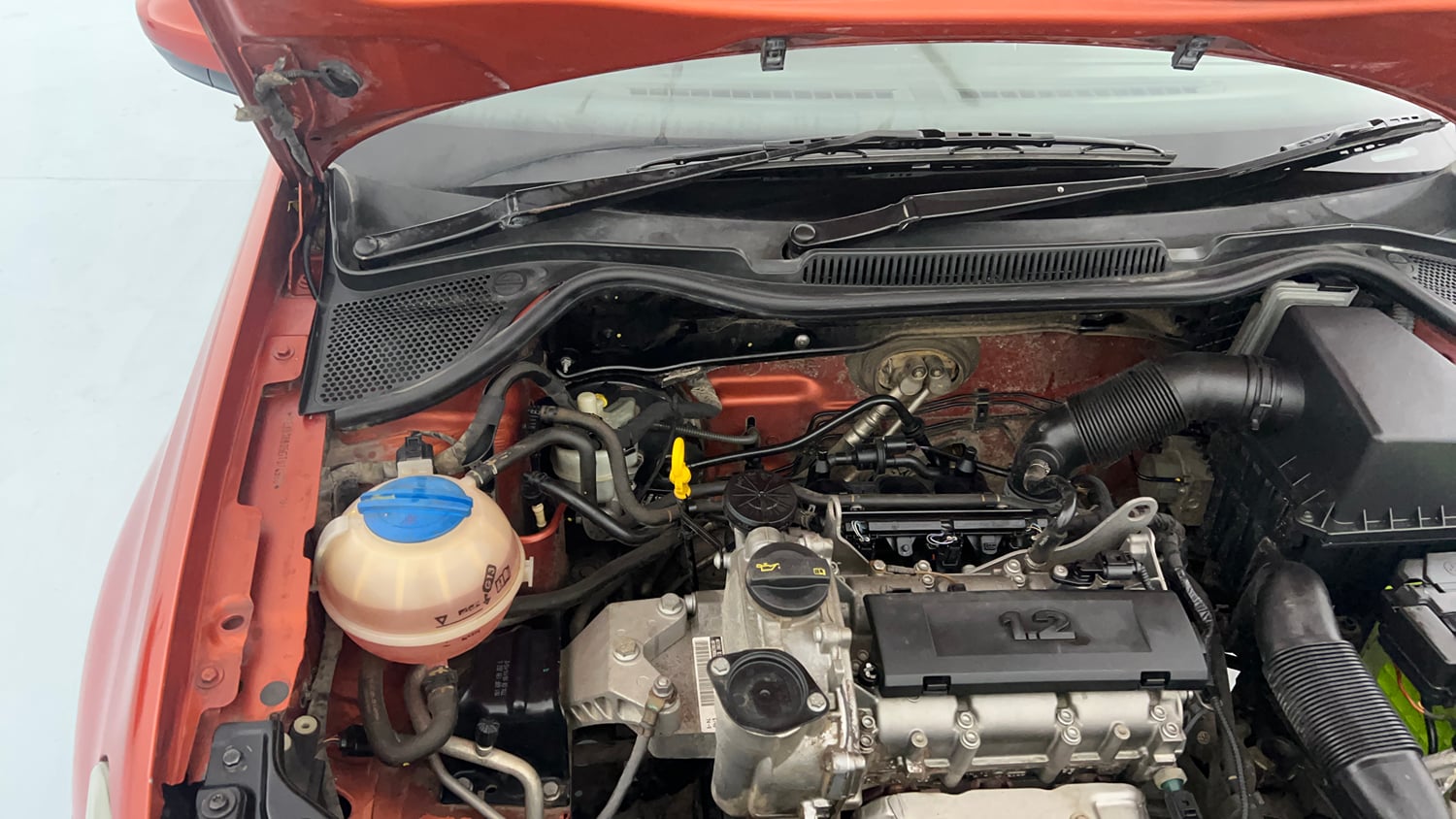Used 2016 Volkswagen Polo Highline1.2L (P) Petrol Manual engine ENGINE RIGHT SIDE HINGE & APRON VIEW