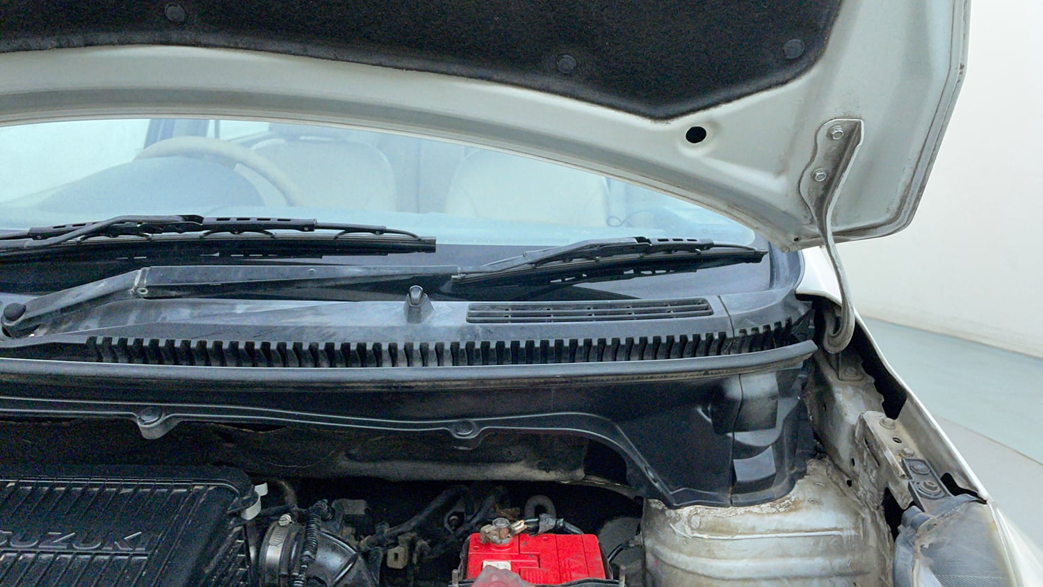 Used 2013 Maruti Suzuki Ertiga Vxi Petrol Manual engine ENGINE LEFT SIDE HINGE & APRON VIEW