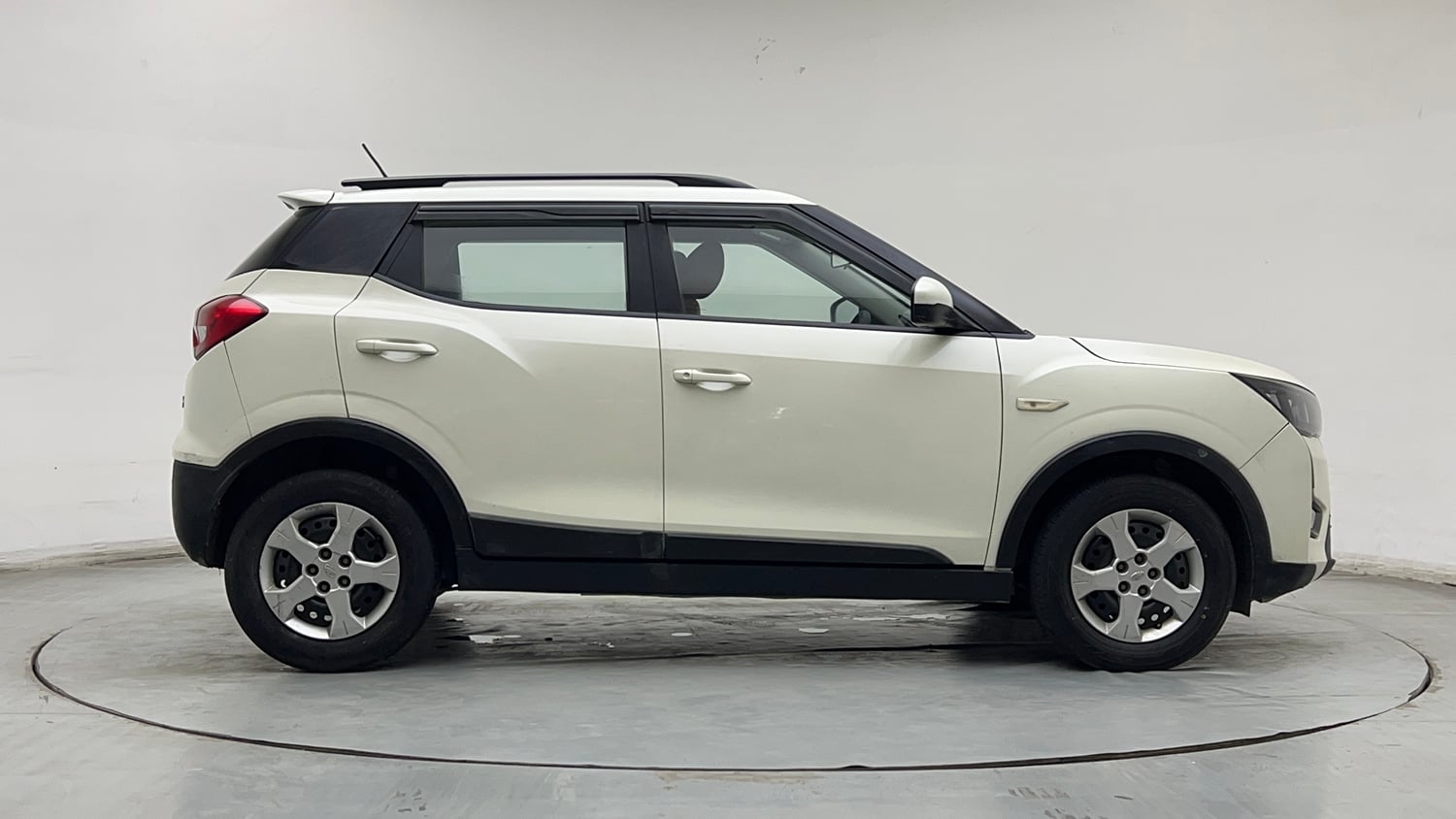 Used 2019 Mahindra XUV 300 1.2 W6 Petrol Manual exterior RIGHT SIDE VIEW