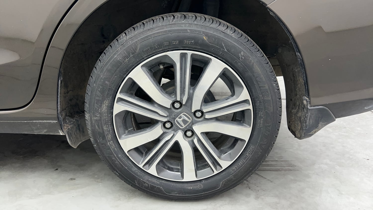 Used 2023 Honda Amaze VX 1.2 Petrol CVT Petrol Automatic tyres LEFT REAR TYRE RIM VIEW
