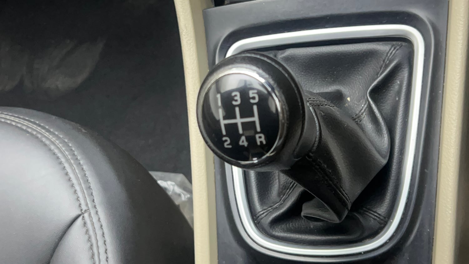 Used 2021 Maruti Suzuki Ciaz Zeta 1.5 Petrol Manual interior GEAR  KNOB VIEW
