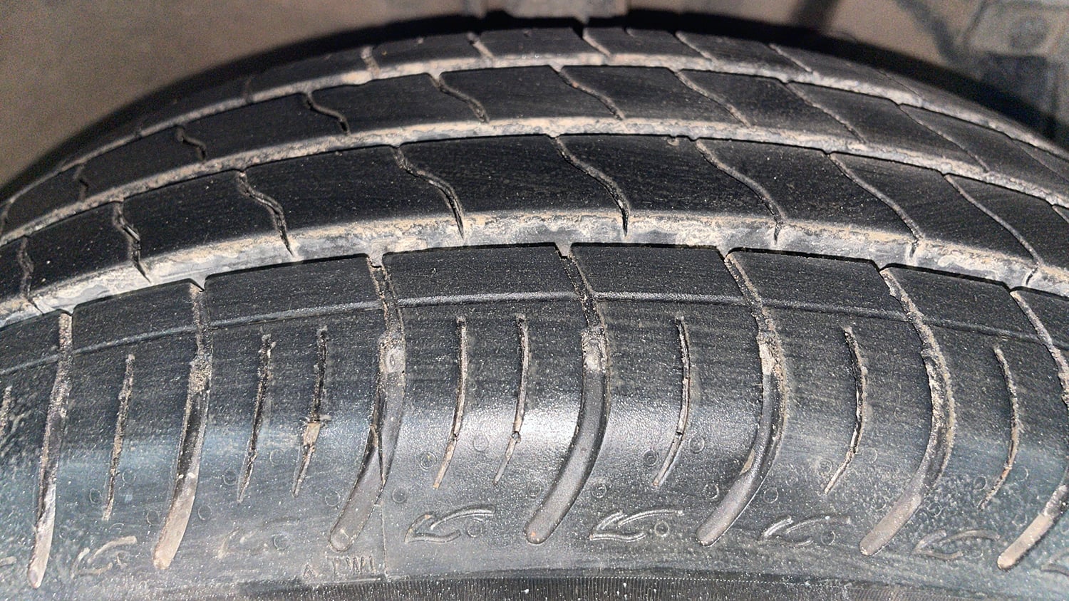 Used 2013 Maruti Suzuki Ertiga Vxi Petrol Manual tyres RIGHT FRONT TYRE TREAD VIEW