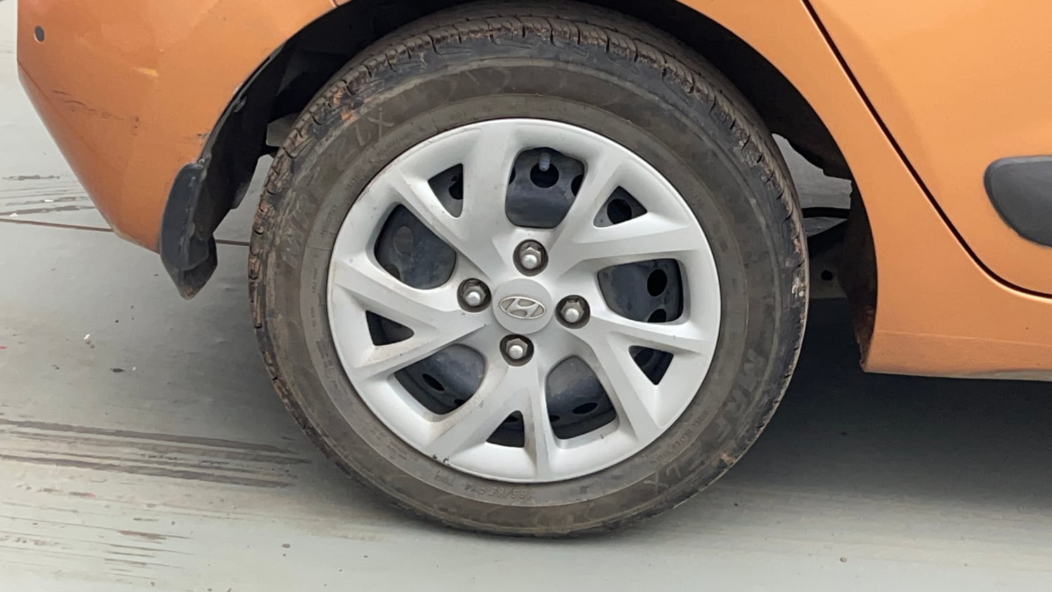 Used 2017 Hyundai Grand i10 Sportz 1.2 Kappa VTVT Petrol Manual tyres RIGHT REAR TYRE RIM VIEW
