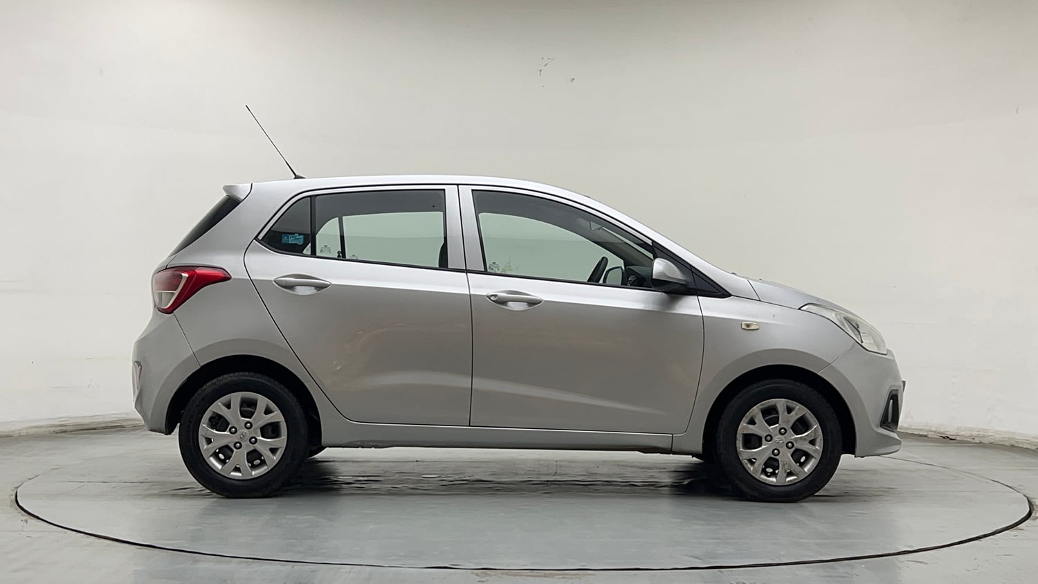Used 2013 Hyundai Grand i10 Magna 1.2 Kappa VTVT Petrol Manual exterior RIGHT SIDE VIEW