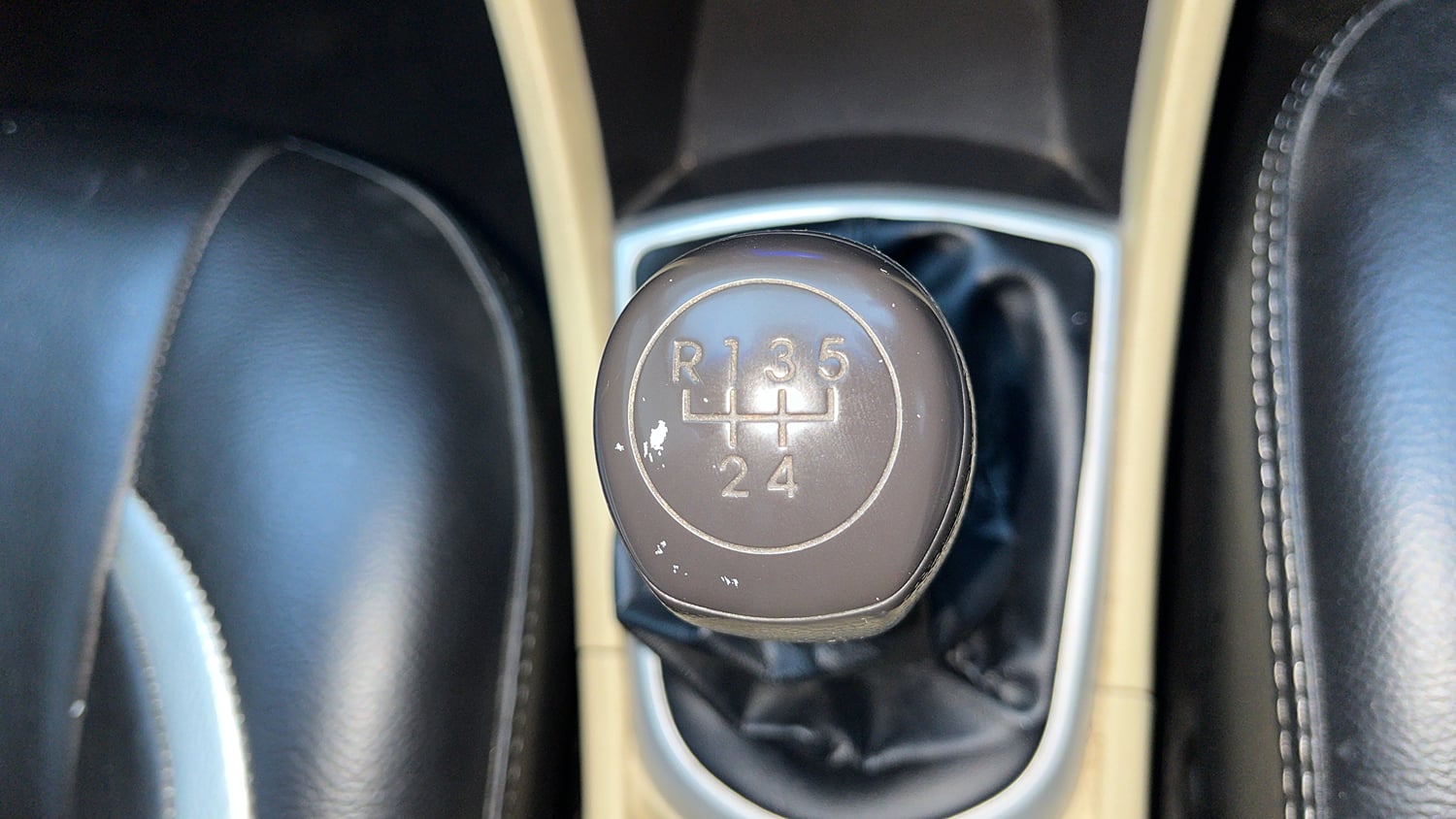 Used 2015 Hyundai Verna Fluidic 1.6 VTVT SX Petrol Manual interior GEAR  KNOB VIEW