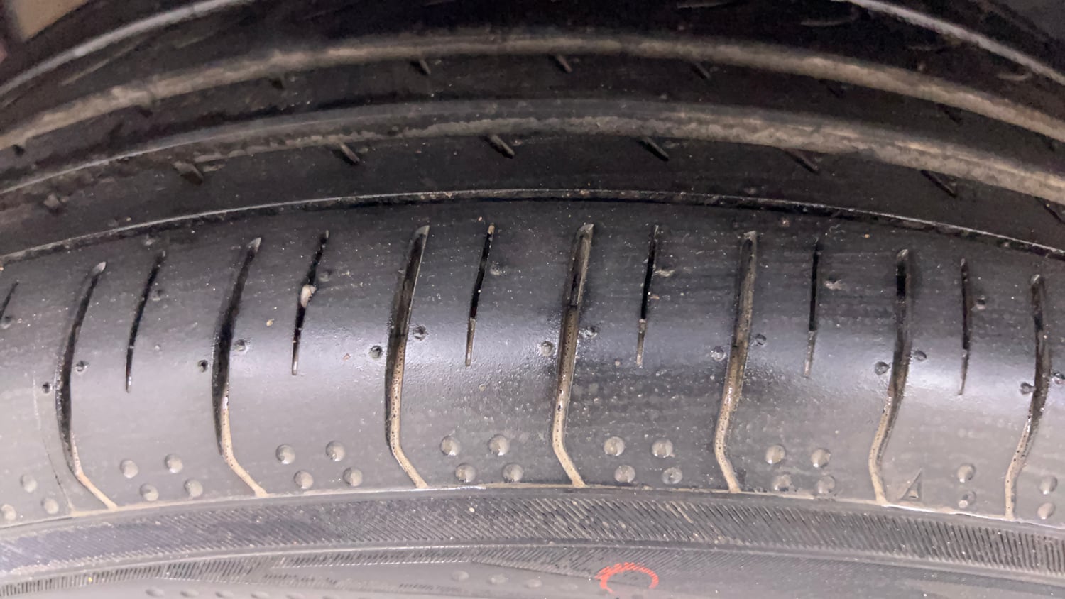 Used 2021 Jeep Compass Model S (O) 1.4 Petrol DCT Petrol Automatic tyres LEFT FRONT TYRE TREAD VIEW
