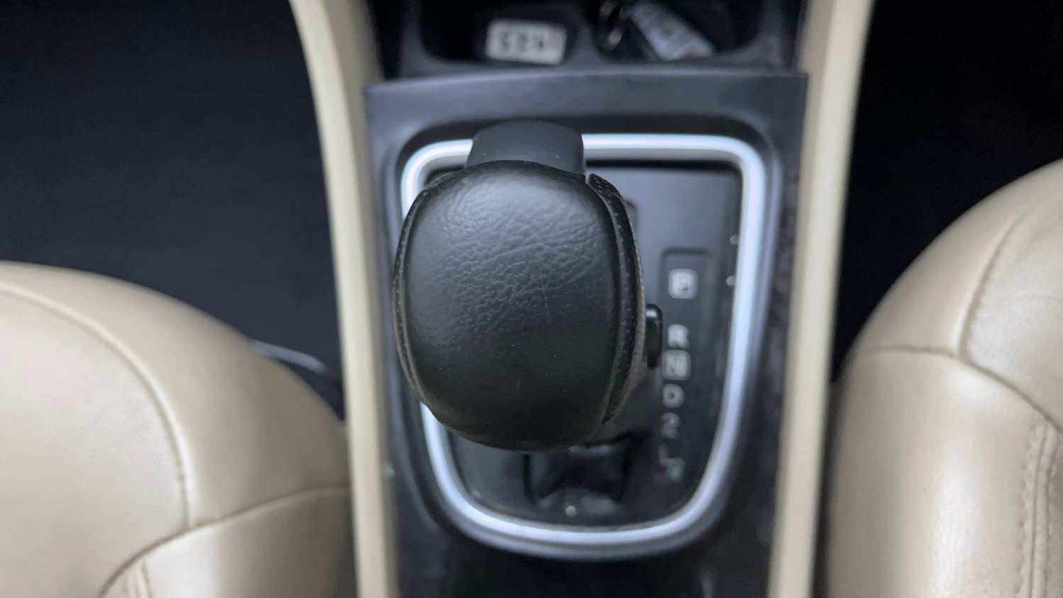 Used 2017 Maruti Suzuki Ciaz Alpha 1.4 AT Petrol Automatic interior GEAR  KNOB VIEW