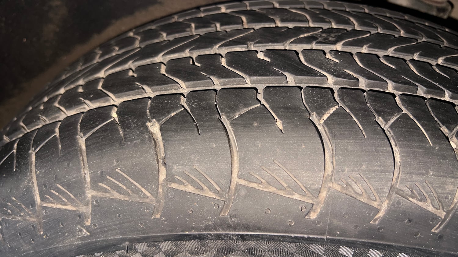 Used 2022 Hyundai Alcazar Signature (O) 6 STR 1.5 Diesel AT Diesel Automatic tyres LEFT REAR TYRE TREAD VIEW