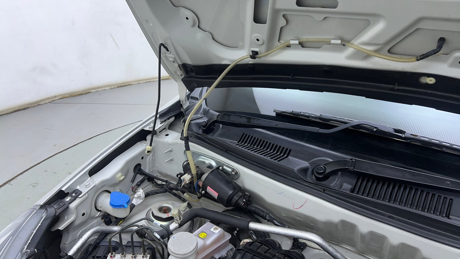 Used 2022 Maruti Suzuki Alto 800 VXi Petrol Manual engine ENGINE RIGHT SIDE HINGE & APRON VIEW