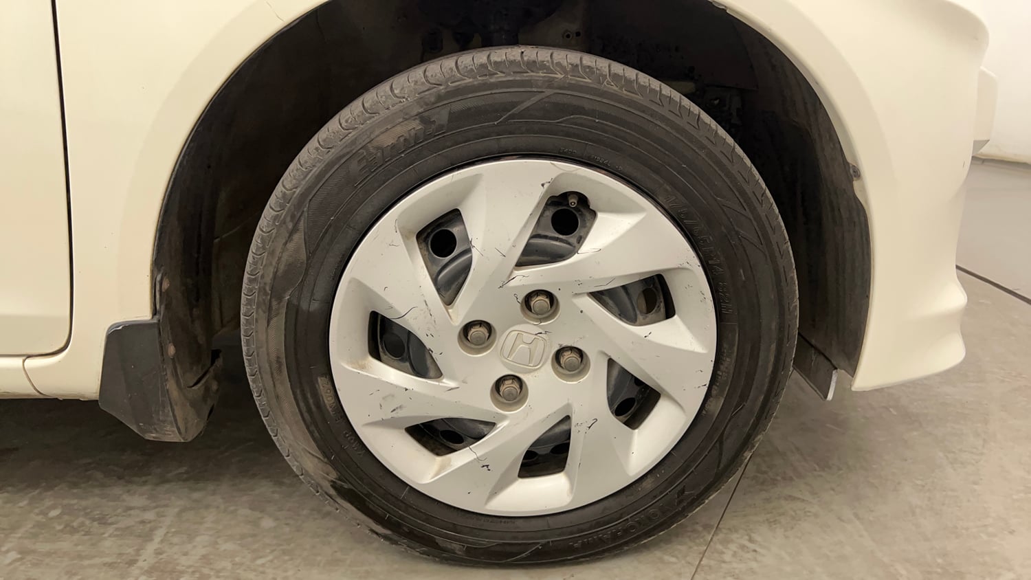 Used 2016 Honda Amaze 1.5 S i-DTEC Diesel Manual tyres RIGHT FRONT TYRE RIM VIEW